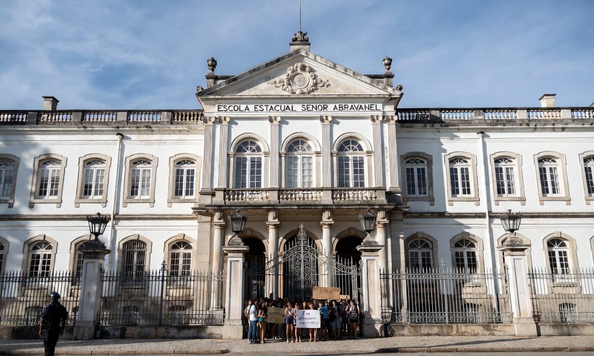 PM é flagrado agredindo estudantes durante protesto contra professor acusado de assédio em escola no Rio