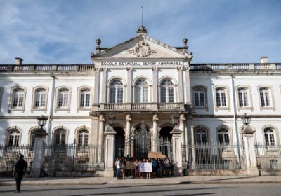 PM é flagrado agredindo estudantes durante protesto contra professor acusado de assédio em escola no Rio