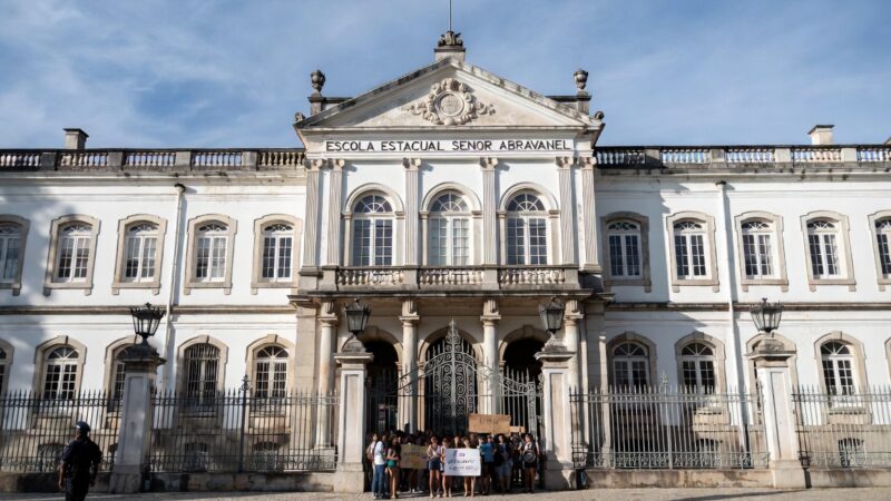 PM é flagrado agredindo estudantes durante protesto contra professor acusado de assédio em escola no Rio