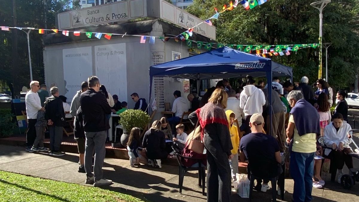 Banca em São José une gerações com troca de figurinhas da Copa do Mundo