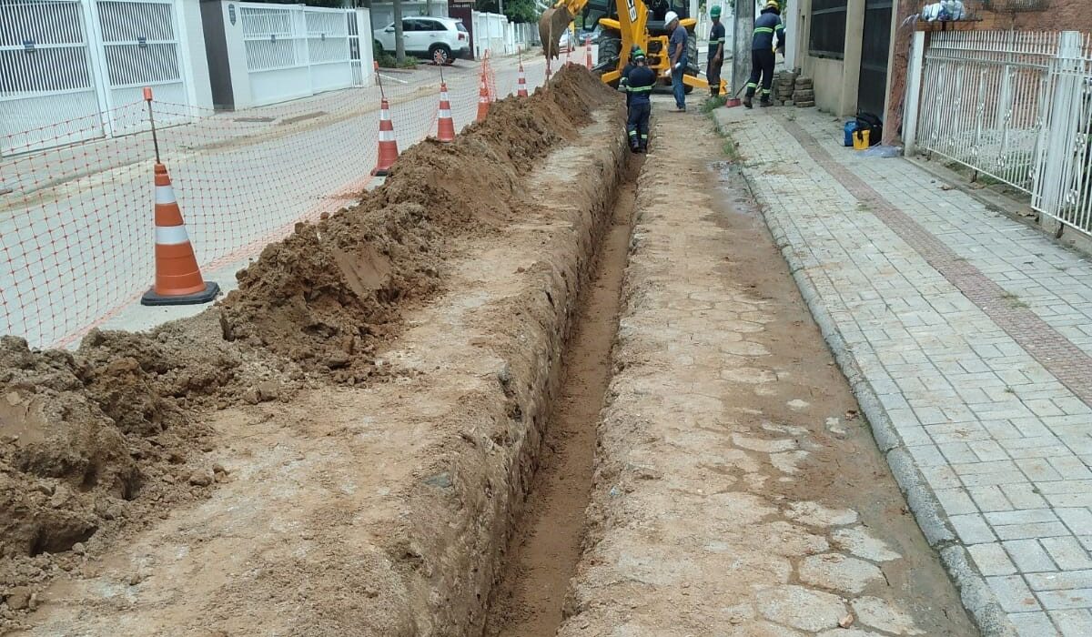 Saneamento no Litoral Norte de SC: Enquanto Itapema Avança, Porto Belo e Bombinhas Empurram o Problema com a Barriga