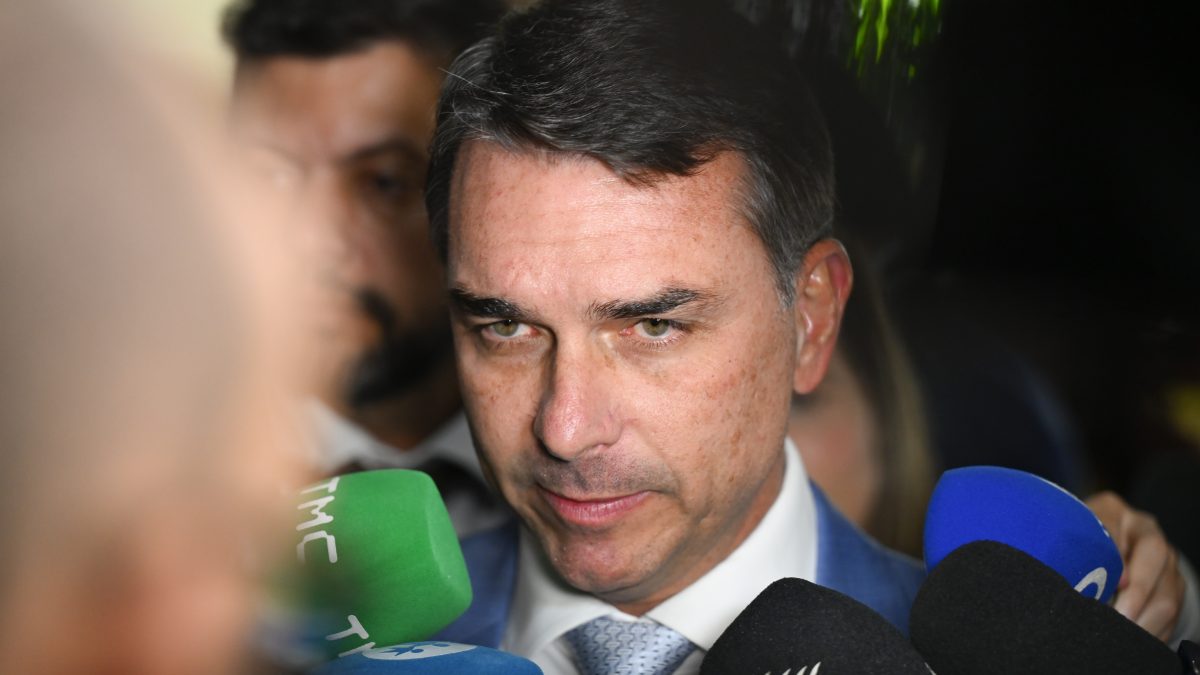 Flávio Bolsonaro Recusa Escolta da Polícia Federal para Campanha Eleitoral