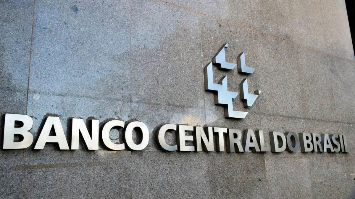 Juros caem, mas Banco Central vê ameaças à inflação