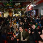 Torcedores em Florianópolis Celebram Classificação do Brasil na Copa do Mundo