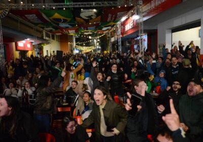 Torcedores em Florianópolis Celebram Classificação do Brasil na Copa do Mundo