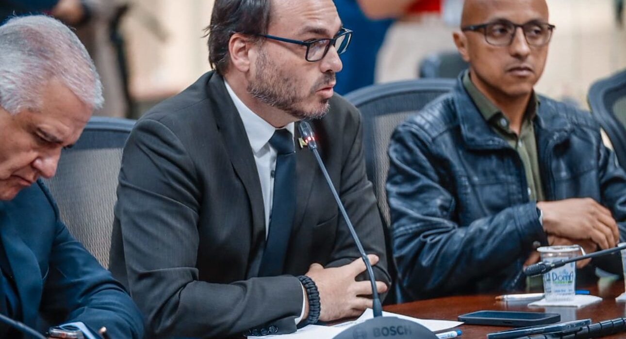 Vereador Carlos Bolsonaro critica verba de R$ 520 milhões para publicidade do governo Lula
