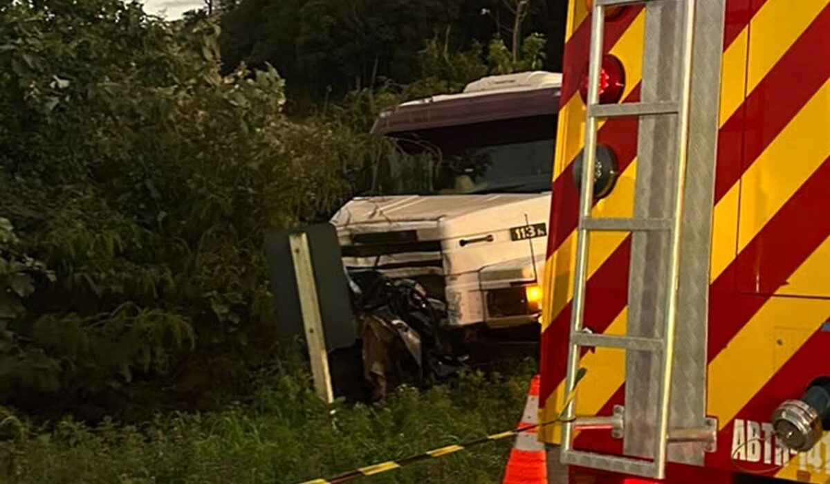 Acidente Fatal na BR-163: Duas Jovens Morrem em Colisão Frontal com Caminhão
