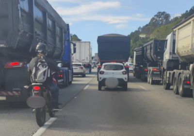 Acidente na BR-101 causa congestionamento de 8 km em Itapema