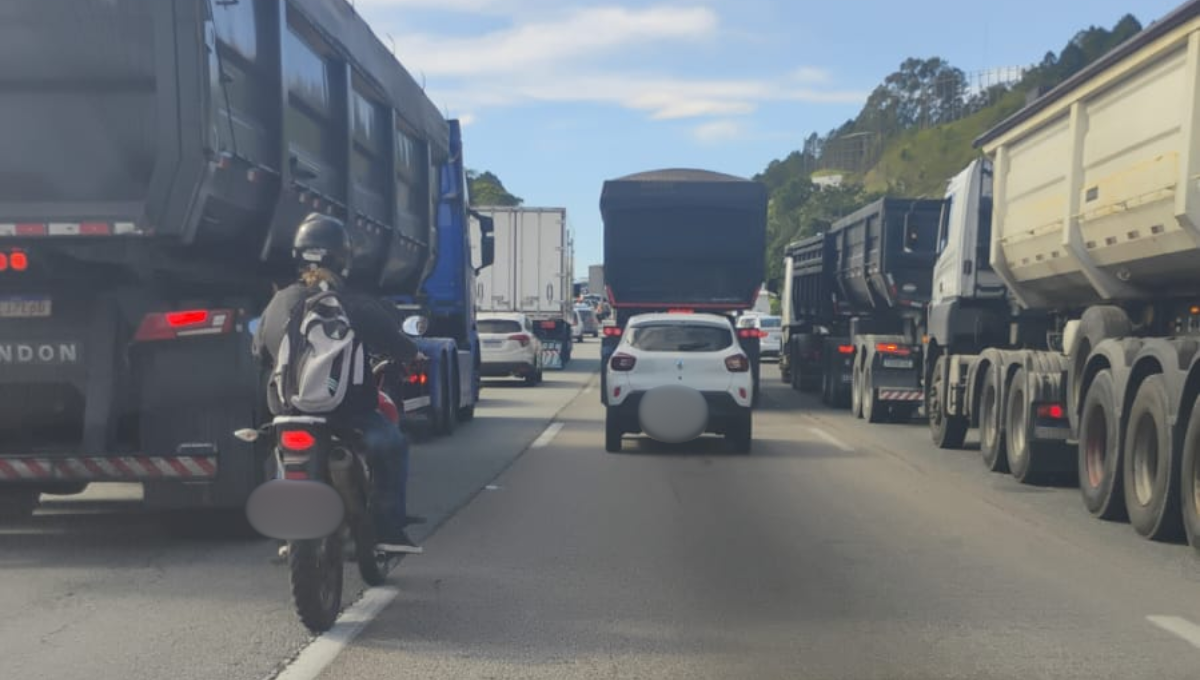 Acidente na BR-101 causa congestionamento de 8 km em Itapema