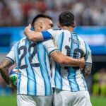 Lautaro Martínez e Lionel Messi comemoram abraçados durante jogo da Argentina na Copa do Mundo 2026