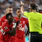 Atacante da Suíça é expulso após simulação de falta em jogo contra a Argentina