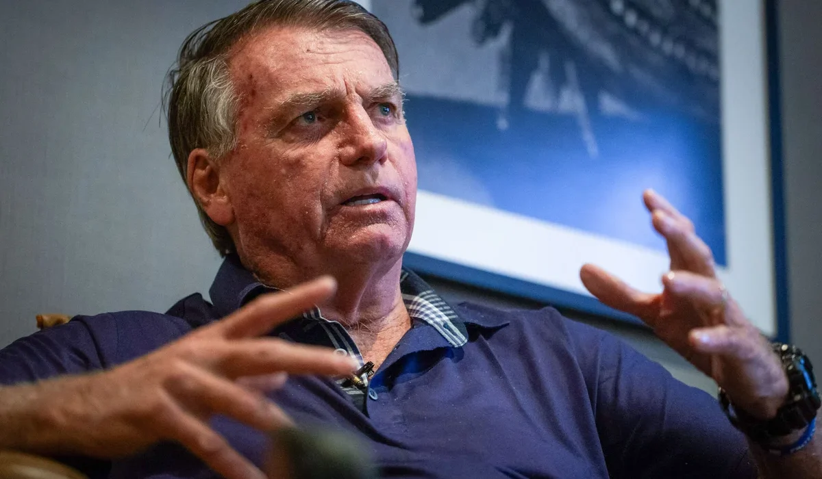 Bolsonaro abre mão de arma apreendida e pede manutenção de prisão domiciliar