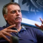 Bolsonaro abre mão de arma apreendida e pede manutenção de prisão domiciliar