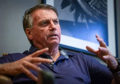 Bolsonaro abre mão de arma apreendida e pede manutenção de prisão domiciliar
