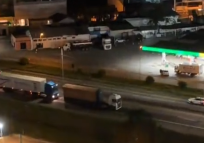 Caminhoneiro ‘dorme’ ao volante e causa congestionamento em Itapema