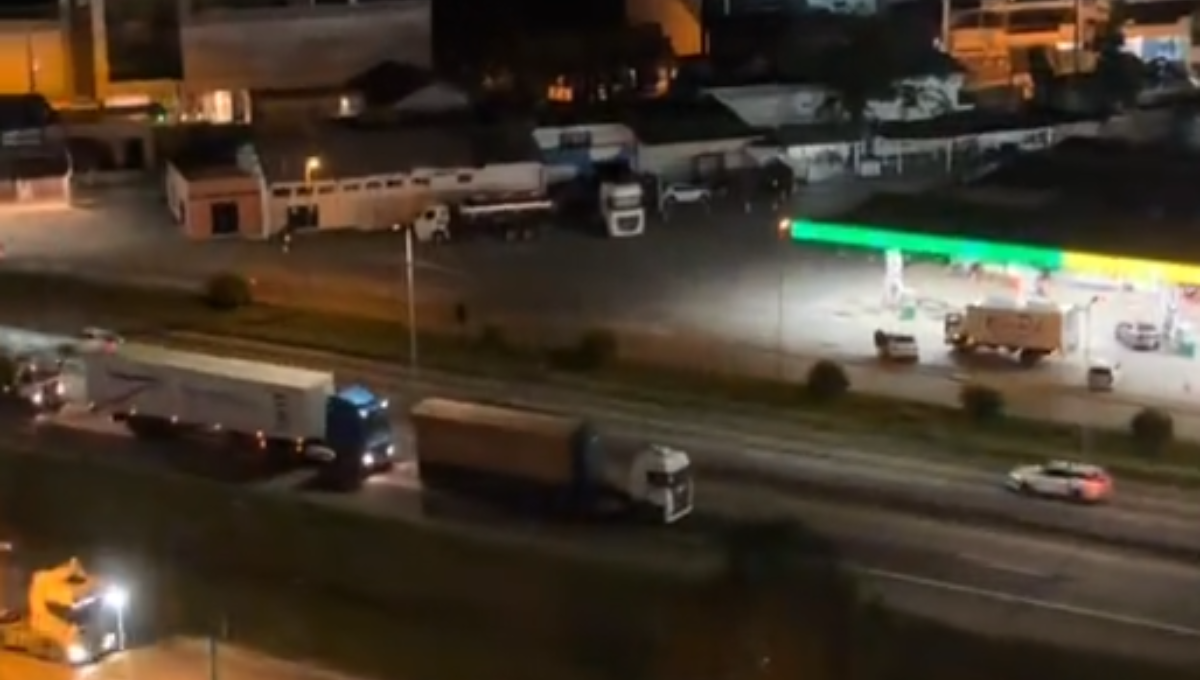 Caminhoneiro ‘dorme’ ao volante e causa congestionamento em Itapema