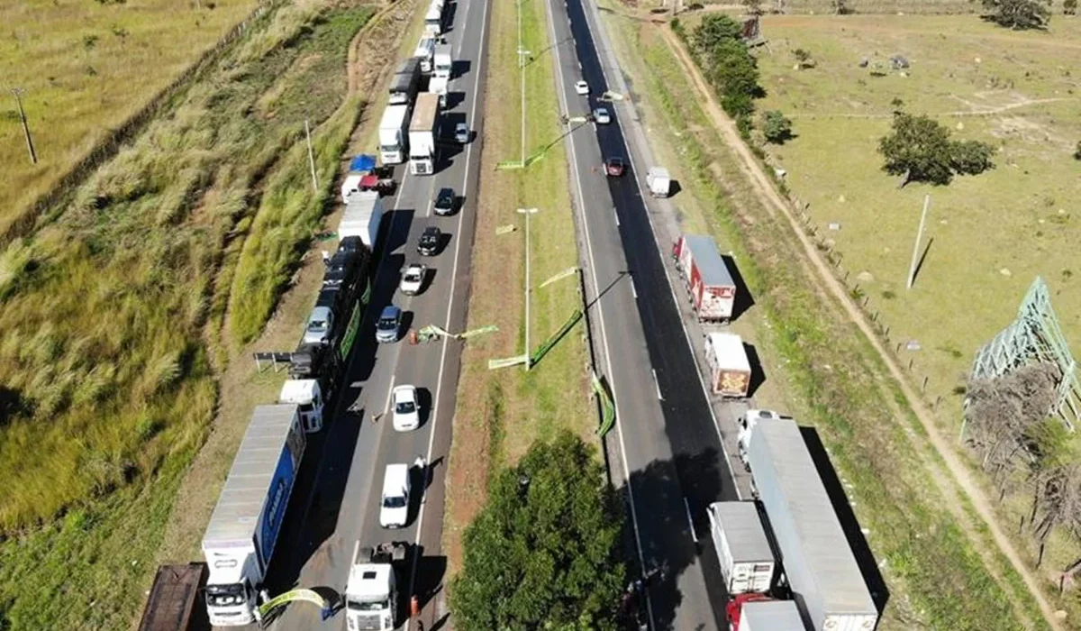 Caminhoneiros Anunciam Paralisação Nacional em Portos a Partir de Segunda-Feira