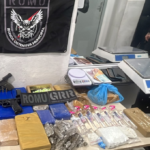 Casal é preso com grande quantidade de drogas e arsenal do tráfico em Itapema