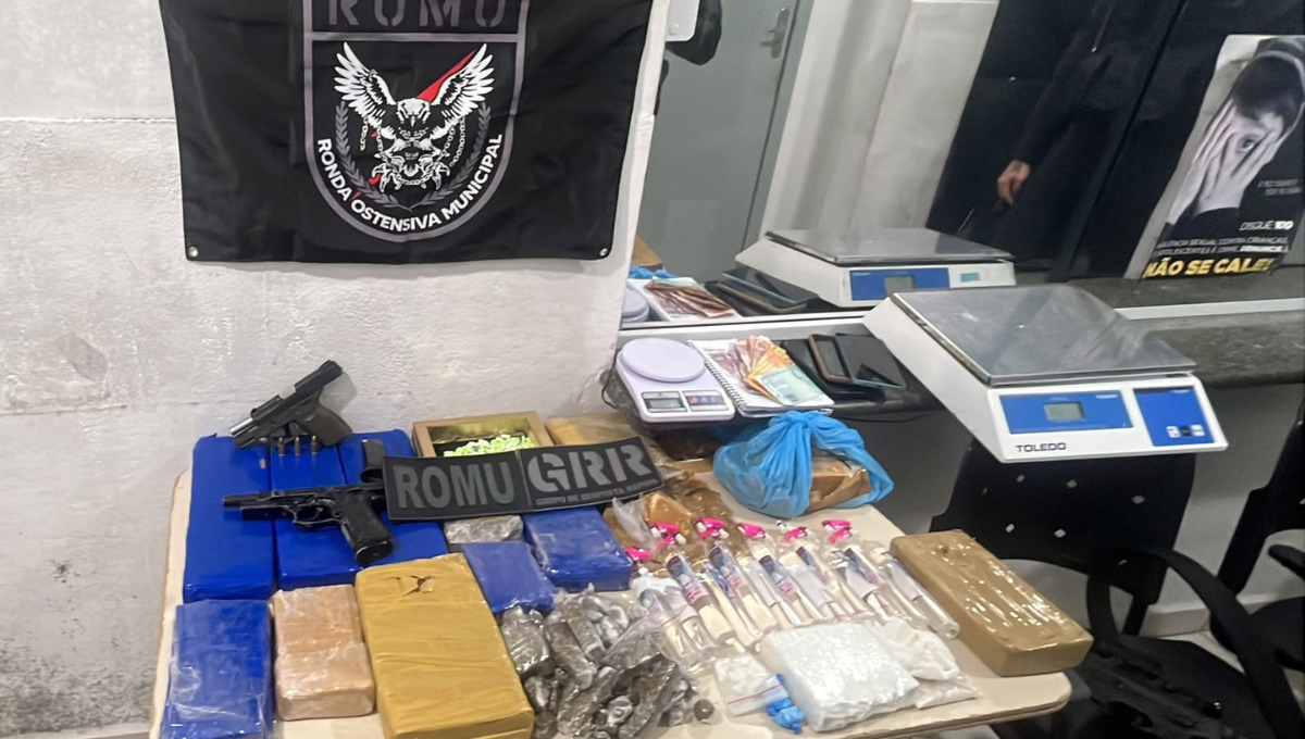 Casal é preso com grande quantidade de drogas e arsenal do tráfico em Itapema
