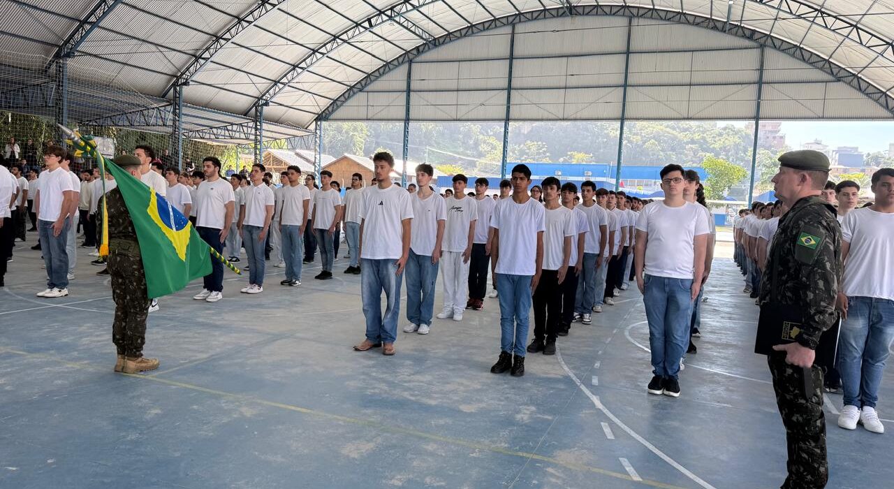 Cerimônia de Juramento à Bandeira Nacional Reúne Jovens de Itapema e Porto Belo