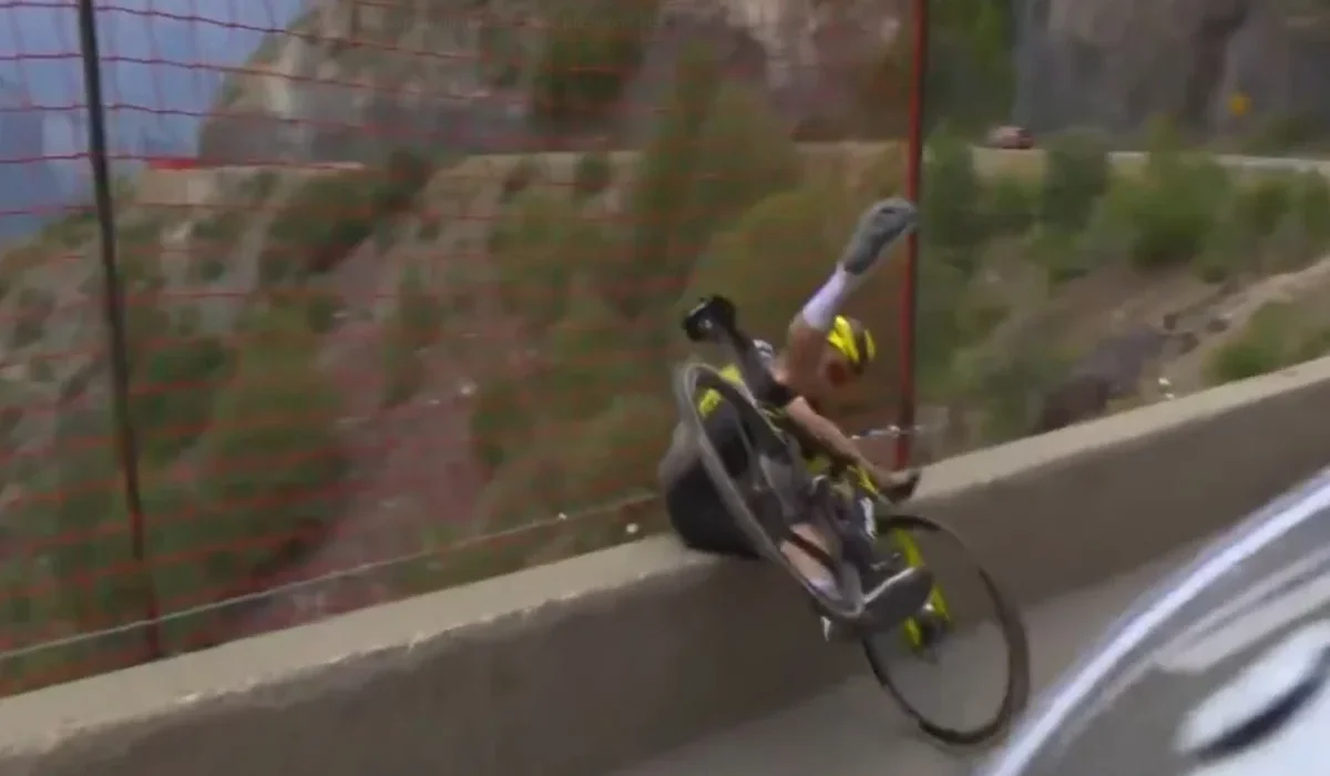 Ciclista Escapa de Acidente Grave no Tour de France