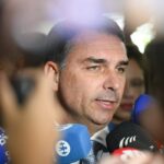 Senador Flávio Bolsonaro fala à imprensa
