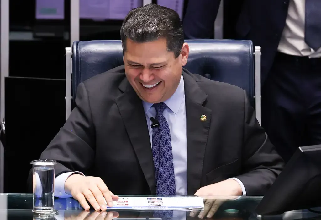 Empresários Investem em Anúncios para Defender Alcolumbre após Trava na PEC 6×1