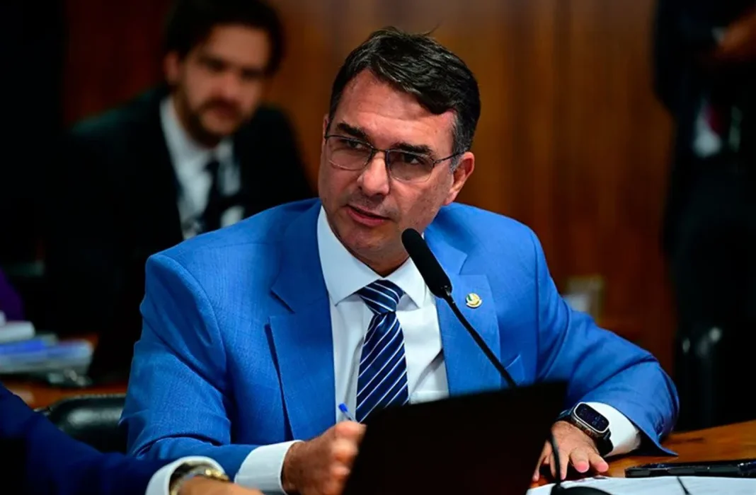 Flávio Bolsonaro Reforça Apoio a Ciro Gomes no Ceará