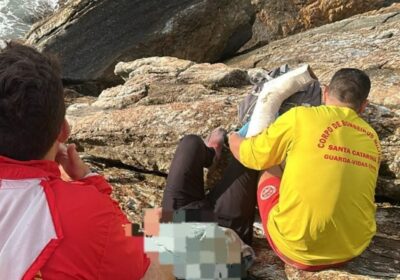 Homem resgatado de helicóptero após cair em costão de Porto Belo