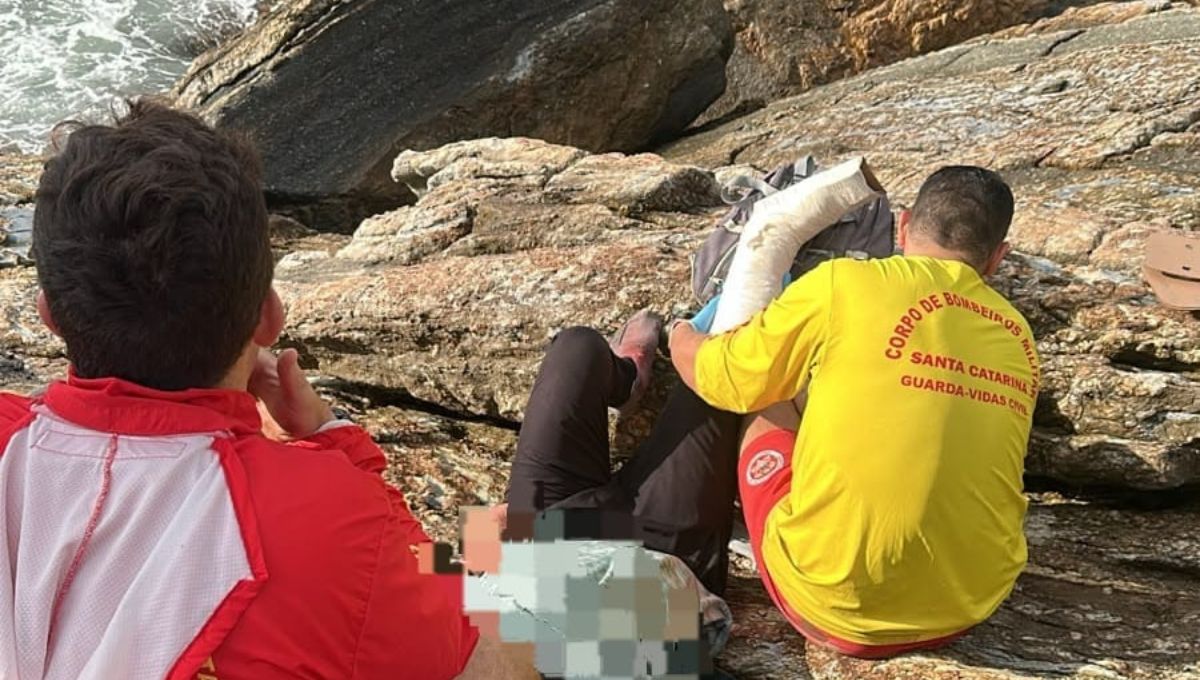 Homem resgatado de helicóptero após cair em costão de Porto Belo