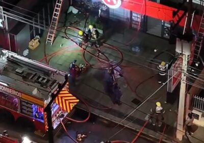 Incêndio atinge comércio na Grande Florianópolis e mobiliza equipes de resgate