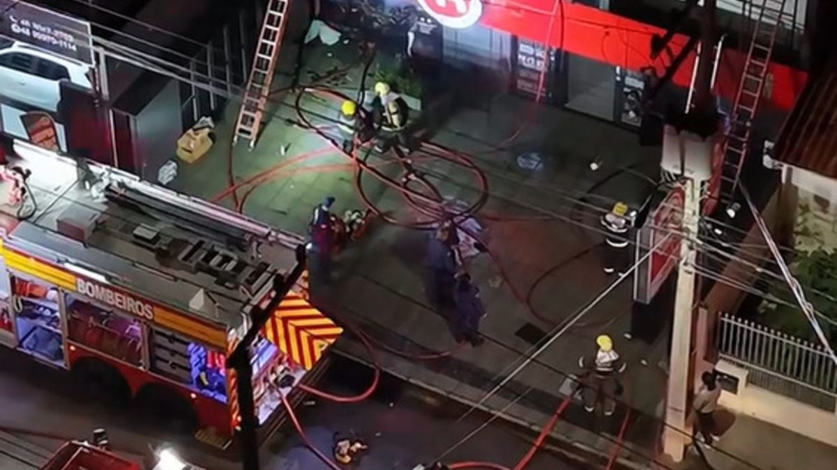 Incêndio atinge comércio na Grande Florianópolis e mobiliza equipes de resgate