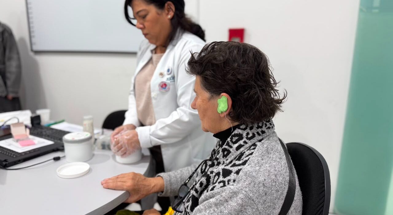 Itapema entrega aparelhos auditivos para 83 pacientes por meio do Projeto Ouvir Bem