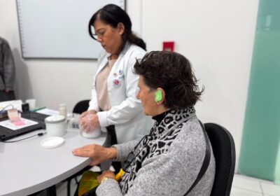 Itapema entrega aparelhos auditivos para 83 pacientes por meio do Projeto Ouvir Bem