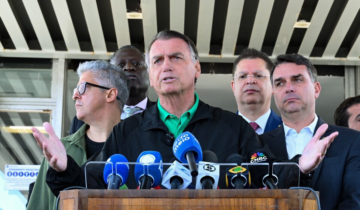 Antes de perder, deslegitimar o árbitro: Flávio repete o roteiro que levou o pai à condenação