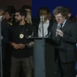 Milei Critica Socialismo e Apoia Flávio Bolsonaro em Convenção do PL
