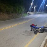 Motociclista de 43 anos morre após colisão com poste em Porto Belo