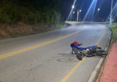 Motociclista de 43 anos morre após colisão com poste em Porto Belo