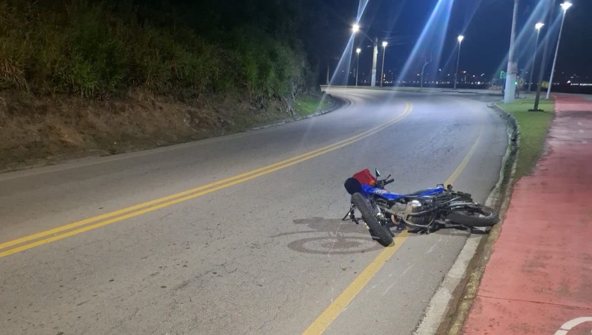 Motociclista de 43 anos morre após colisão com poste em Porto Belo
