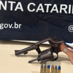 Mulher é agredida e ameaçada de morte em Porto Belo após discussão por revólver