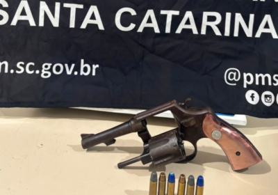 Mulher é agredida e ameaçada de morte em Porto Belo após discussão por revólver