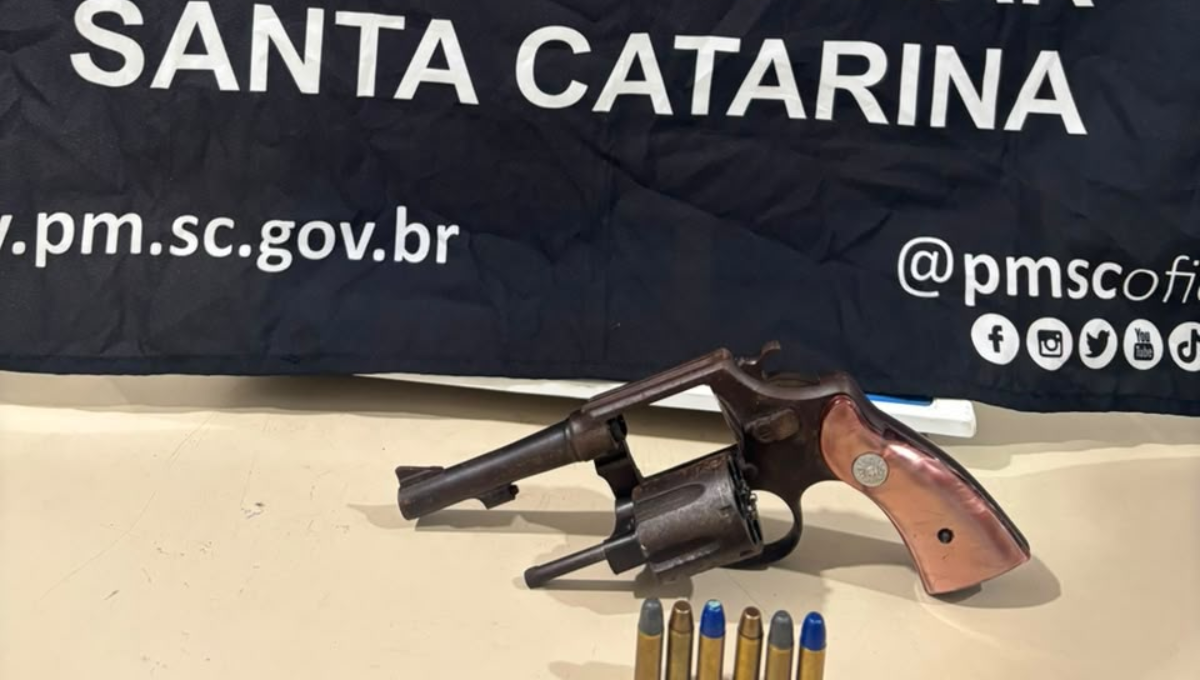 Mulher é agredida e ameaçada de morte em Porto Belo após discussão por revólver