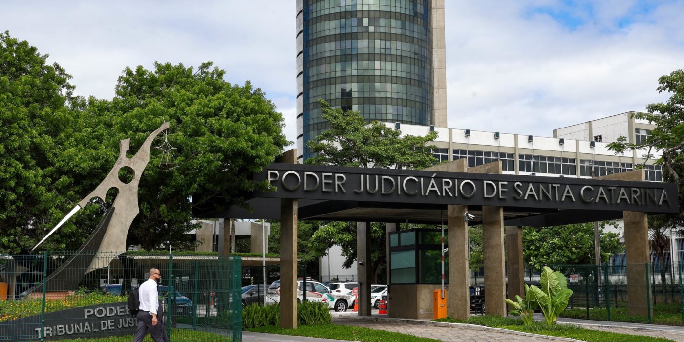 Mulher agredida é indenizada em R$ 10 mil por ser levada na mesma viatura que o agressor