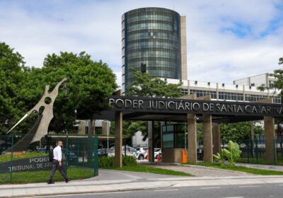 Mulher agredida é indenizada em R$ 10 mil por ser levada na mesma viatura que o agressor
