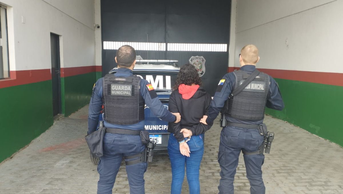 Mulher procurada por tráfico de drogas é presa na rodoviária de Itapema
