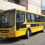 Ônibus do transporte escolar/universitário gratuito