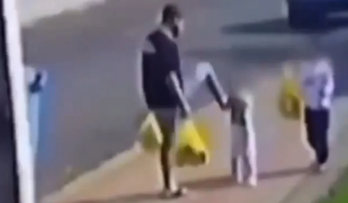 Pai é flagrado agredindo filha de 3 anos em rua do Paraná