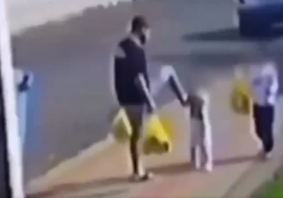 Pai é flagrado agredindo filha de 3 anos em rua do Paraná