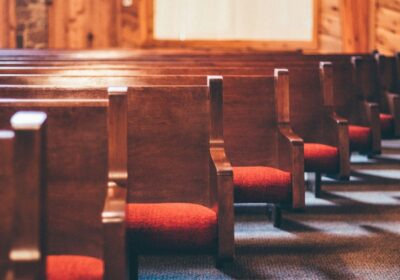 Pastor e igreja condenados a pagar indenização por revelar segredo de fiel em culto