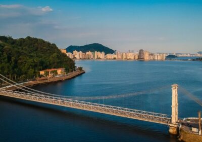 Ponte Pênsil de São Vicente: Um Cartão-Postal com História Única
